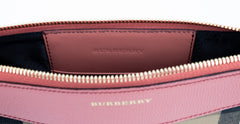 Bolsa transversal Burberry Peyton House Check Derby em couro granulado vermelho canela
