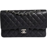 Bolsa Chanel Caviar Preta Média Clássica com Aba Dupla e Alças Duplas, Prateada e Acolchoada