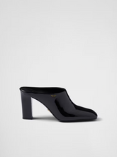 Sandálias de salto Prada em couro envernizado