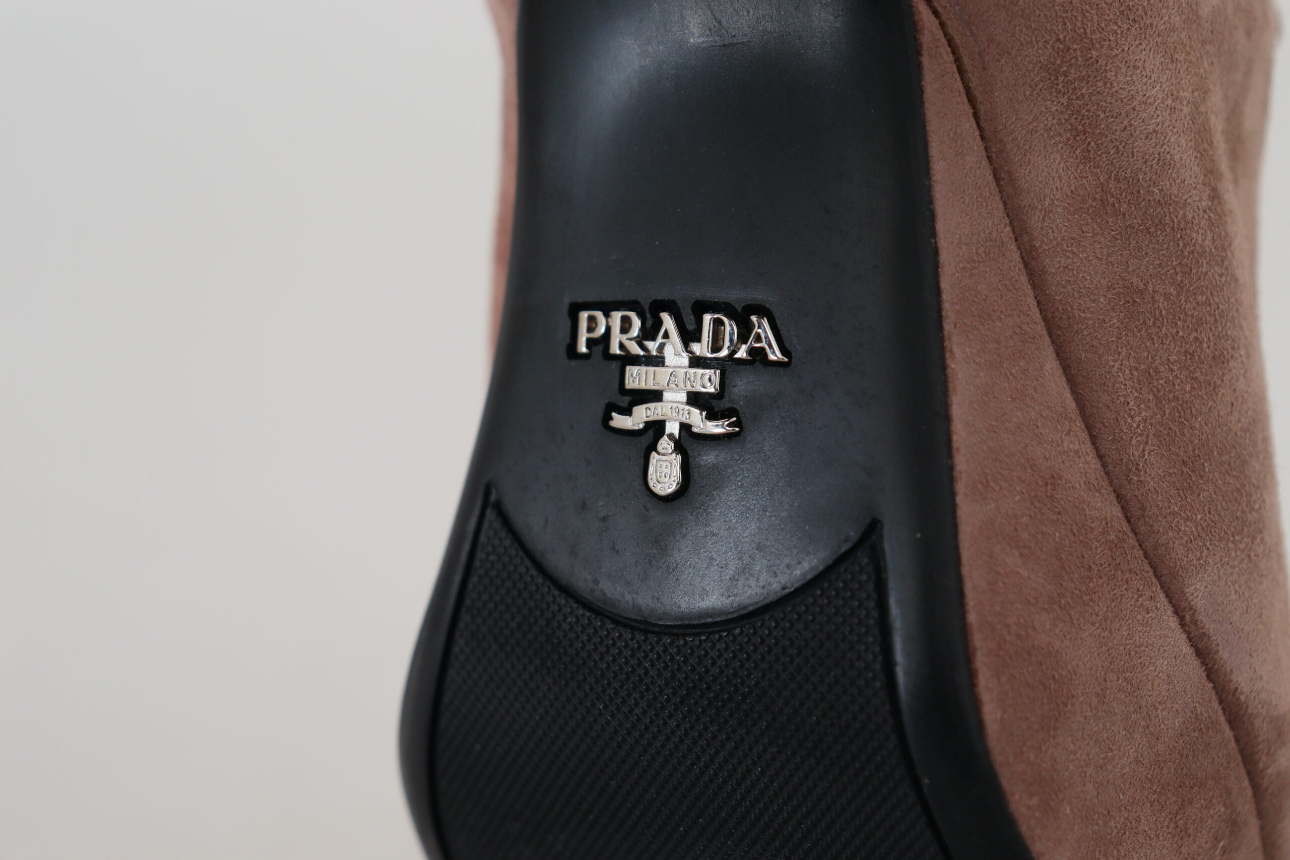 Prada Elegant Dark Rose Suede Saltos Altos