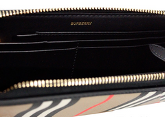 Carteira Burberry Ellerby em couro preto com listras em lona e zíper Continental