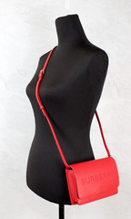 Bolsa transversal pequena de couro liso com logotipo em relevo vermelho da Burberry Hampshire