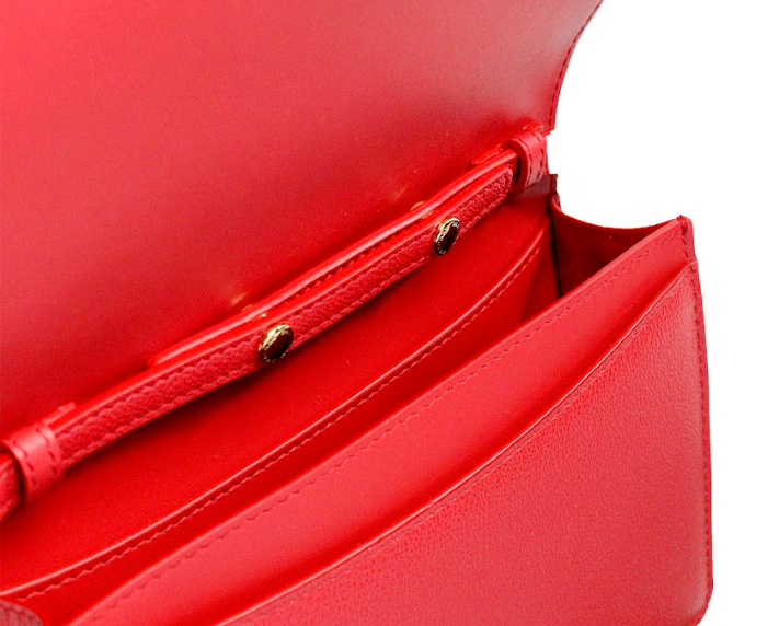 Bolsa transversal pequena de couro liso com logotipo em relevo vermelho da Burberry Hampshire
