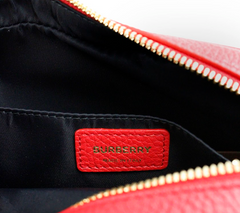 Bolsa transversal pequena Burberry de couro granulado vermelho brilhante para câmera