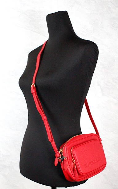 Bolsa transversal pequena Burberry de couro granulado vermelho brilhante para câmera