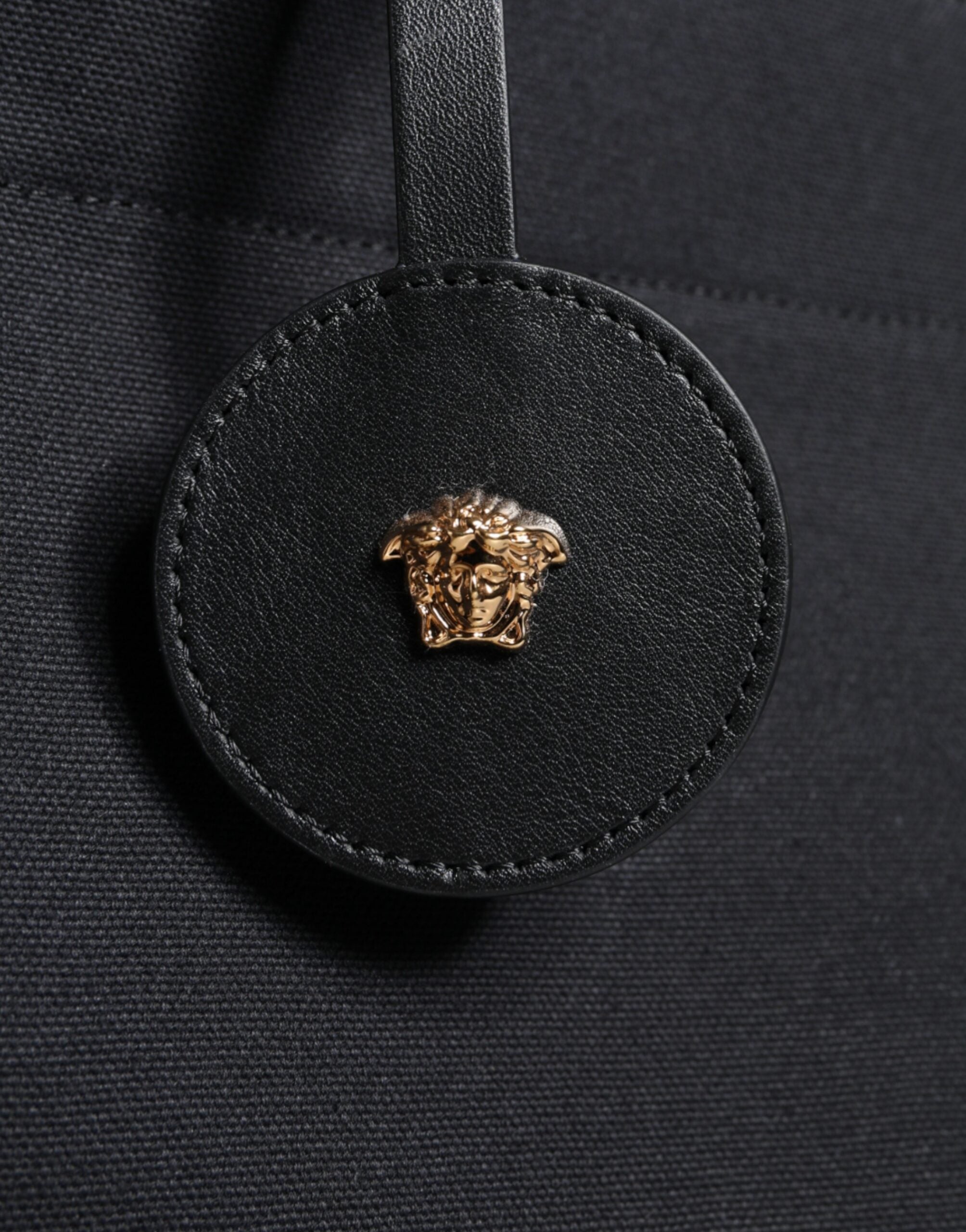 Bolsa transversal Versace preta com alça superior em couro e lona com logotipo