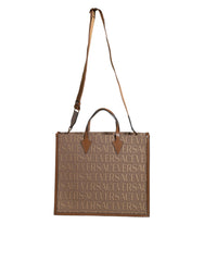Bolsa transversal Versace marrom com alça superior e logotipo em couro jacquard