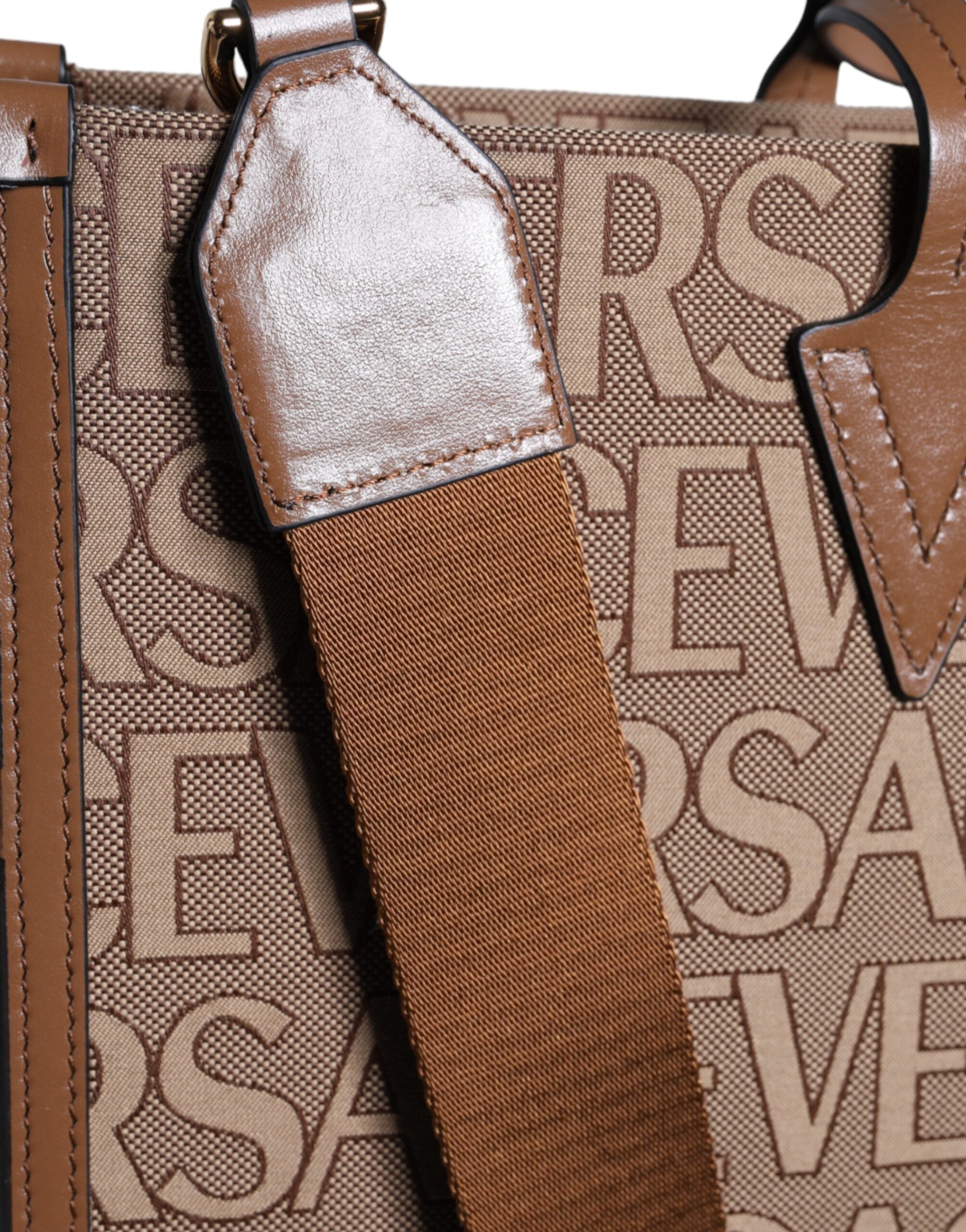 Bolsa transversal Versace marrom com alça superior e logotipo em couro jacquard