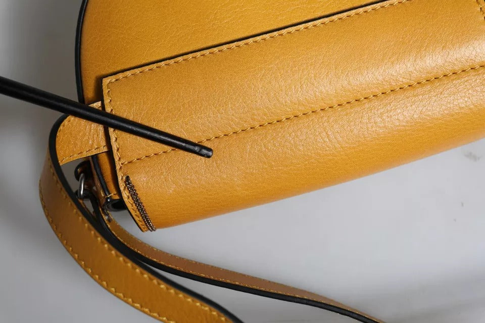 Bolsa tiracolo Brunello Cucinelli em couro marrom claro com logo e alça de cintura