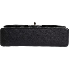 Bolsa Chanel Caviar Preta Média Clássica com Aba Dupla e Alças Duplas, Prateada e Acolchoada