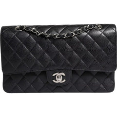 Bolsa Chanel Caviar Preta Média Clássica com Aba Dupla e Alças Duplas, Prateada e Acolchoada