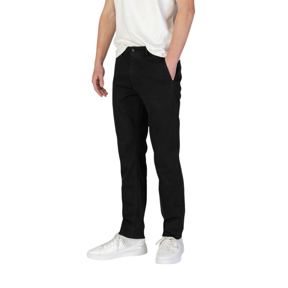 Calça jeans e calça preta de algodão Hugo Boss