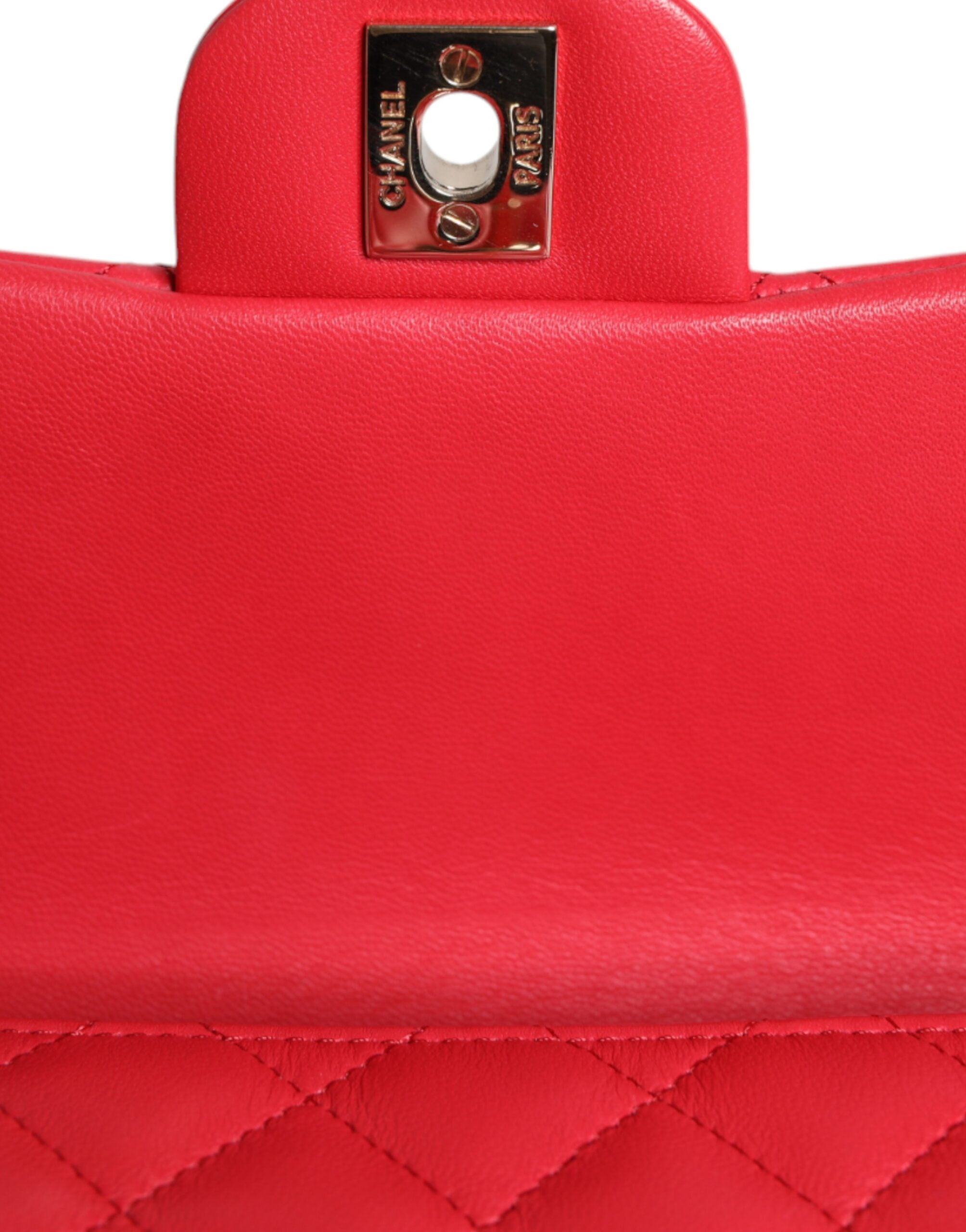 Bolsa Chanel Mini em Pele de Cordeiro com Corrente e Ombro Rosa Matelassê
