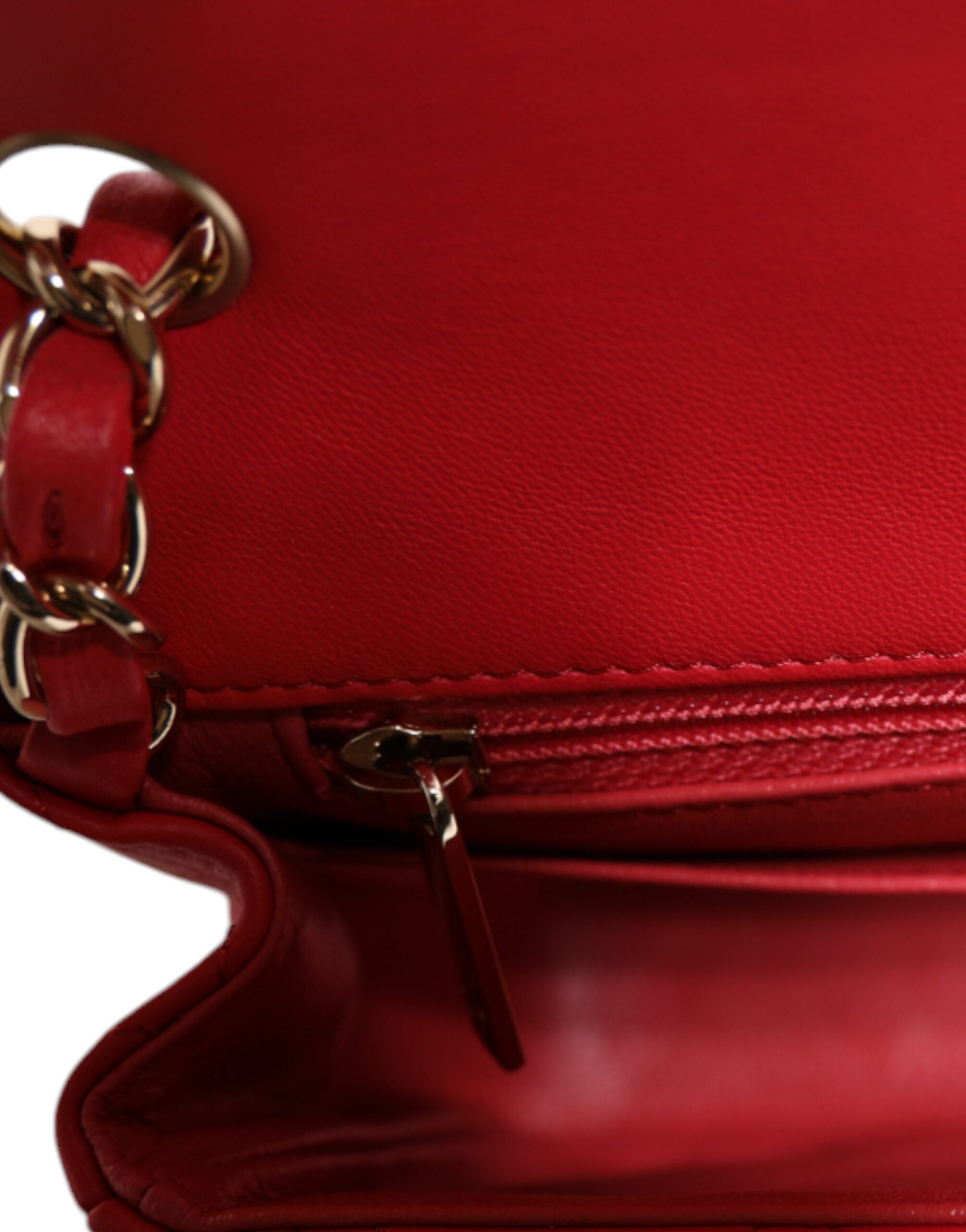 Bolsa Chanel Mini em Pele de Cordeiro com Corrente e Ombro Rosa Matelassê