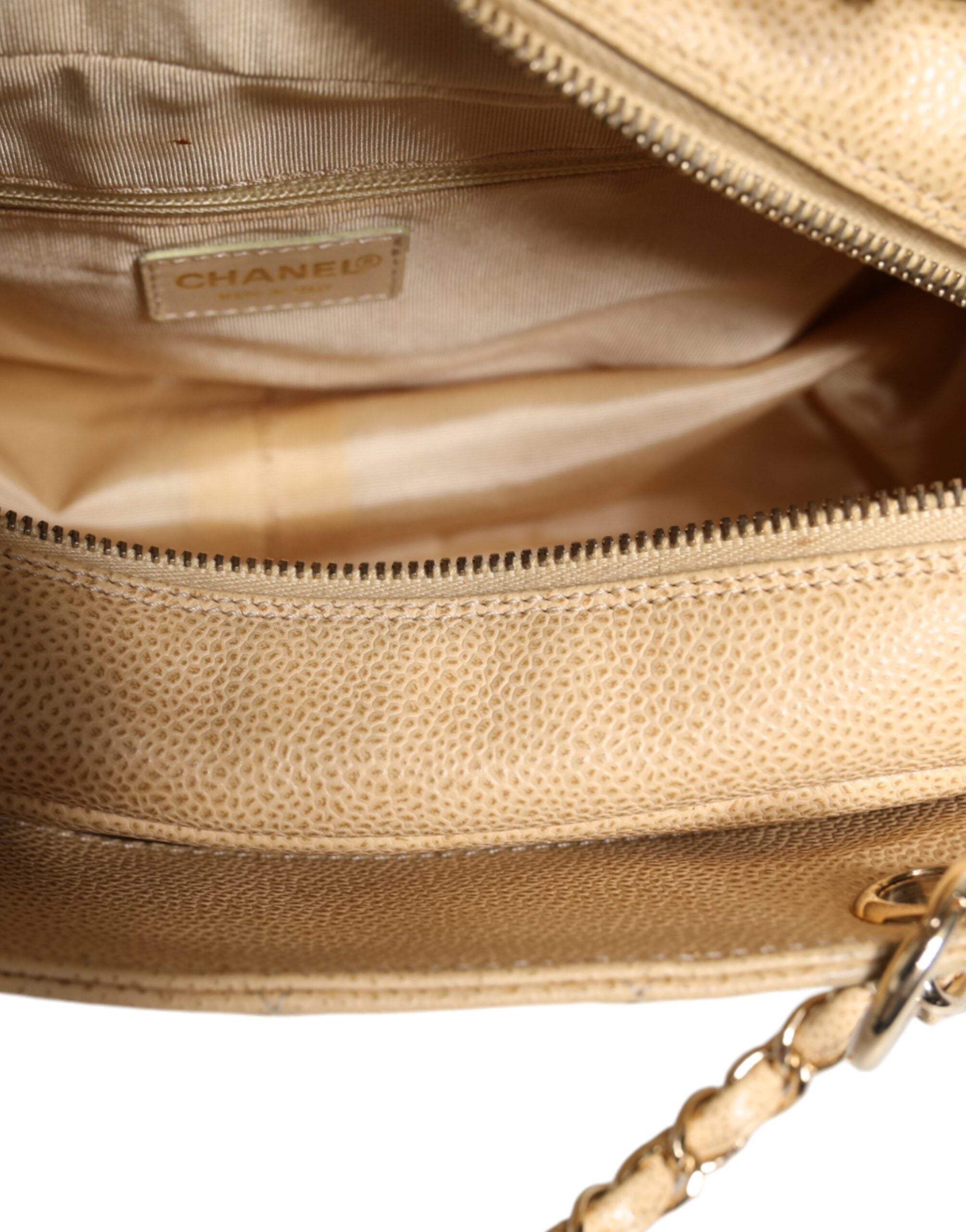 Bolsa Chanel Bege Caviar De Coco em Couro com Corrente