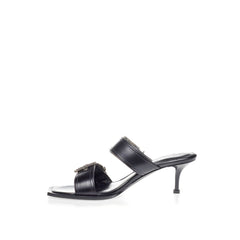 Alexander McQueen Eleve seus passos com sandálias de couro pretas atemporais