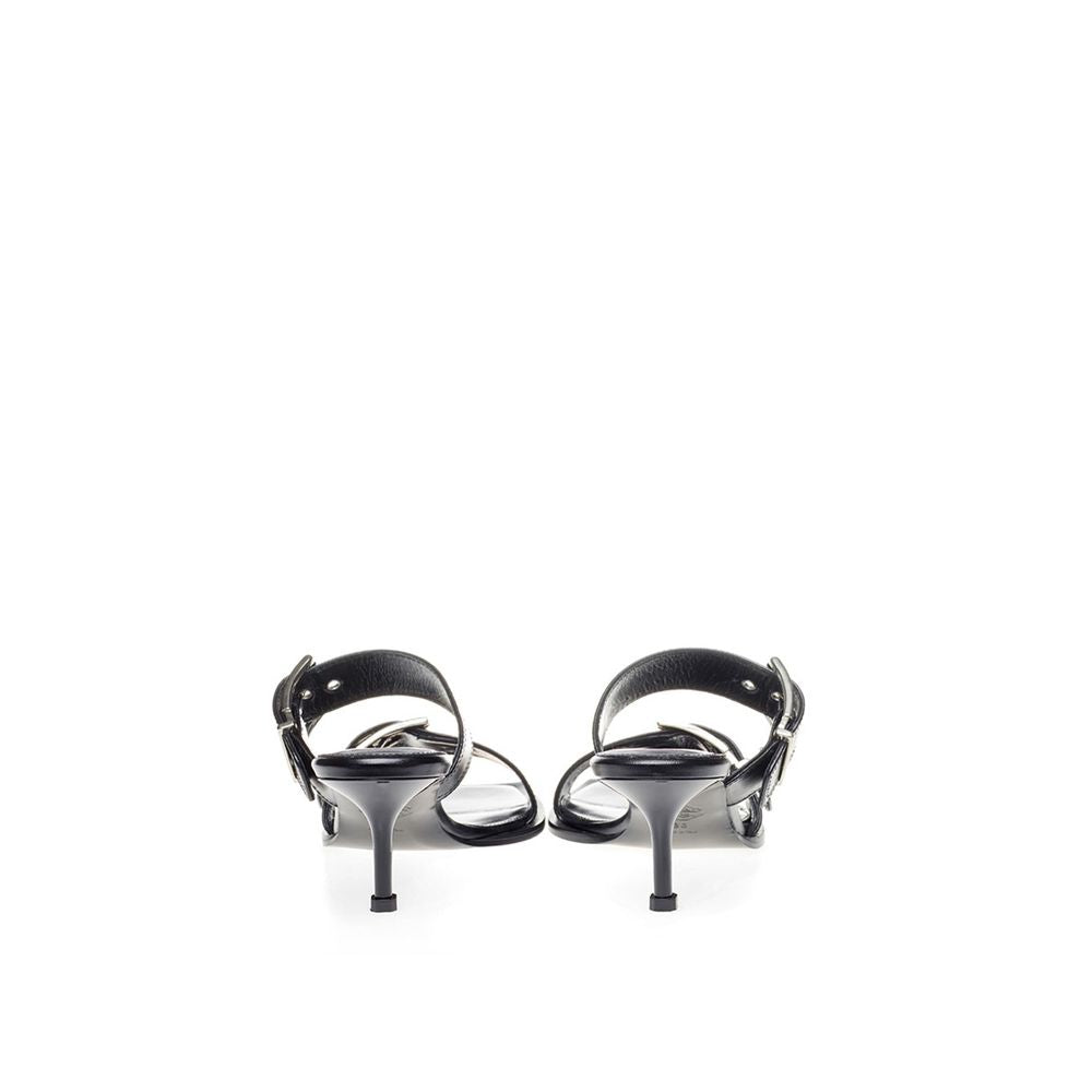 Alexander McQueen Eleve seus passos com sandálias de couro pretas atemporais