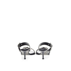 Alexander McQueen Eleve seus passos com sandálias de couro pretas atemporais