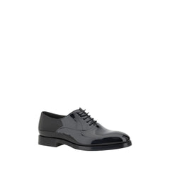 Brunello Cucinelli Sapatos de couro envernizado com cadarço