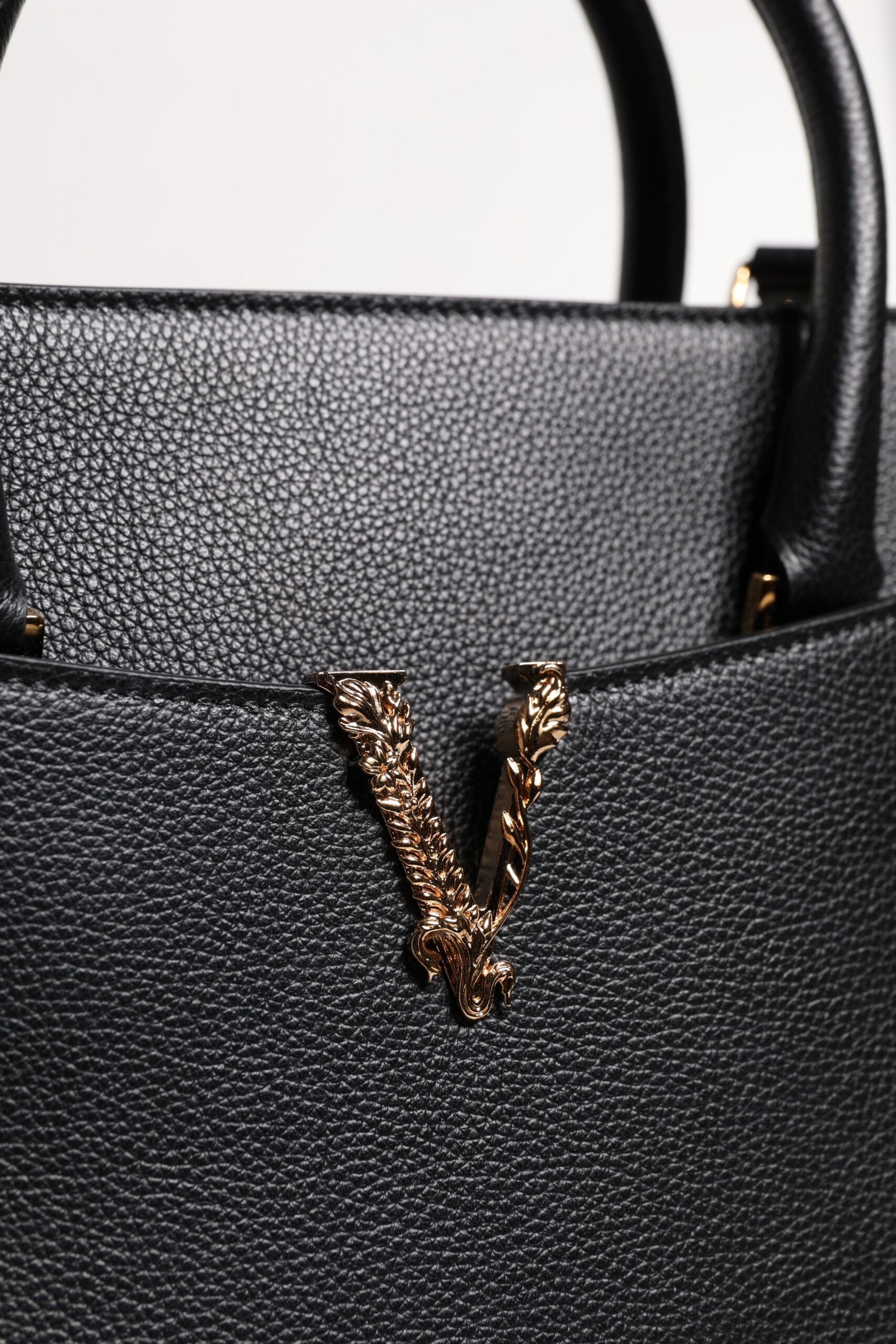 Bolsa transversal grande de couro preta Versace com alça superior