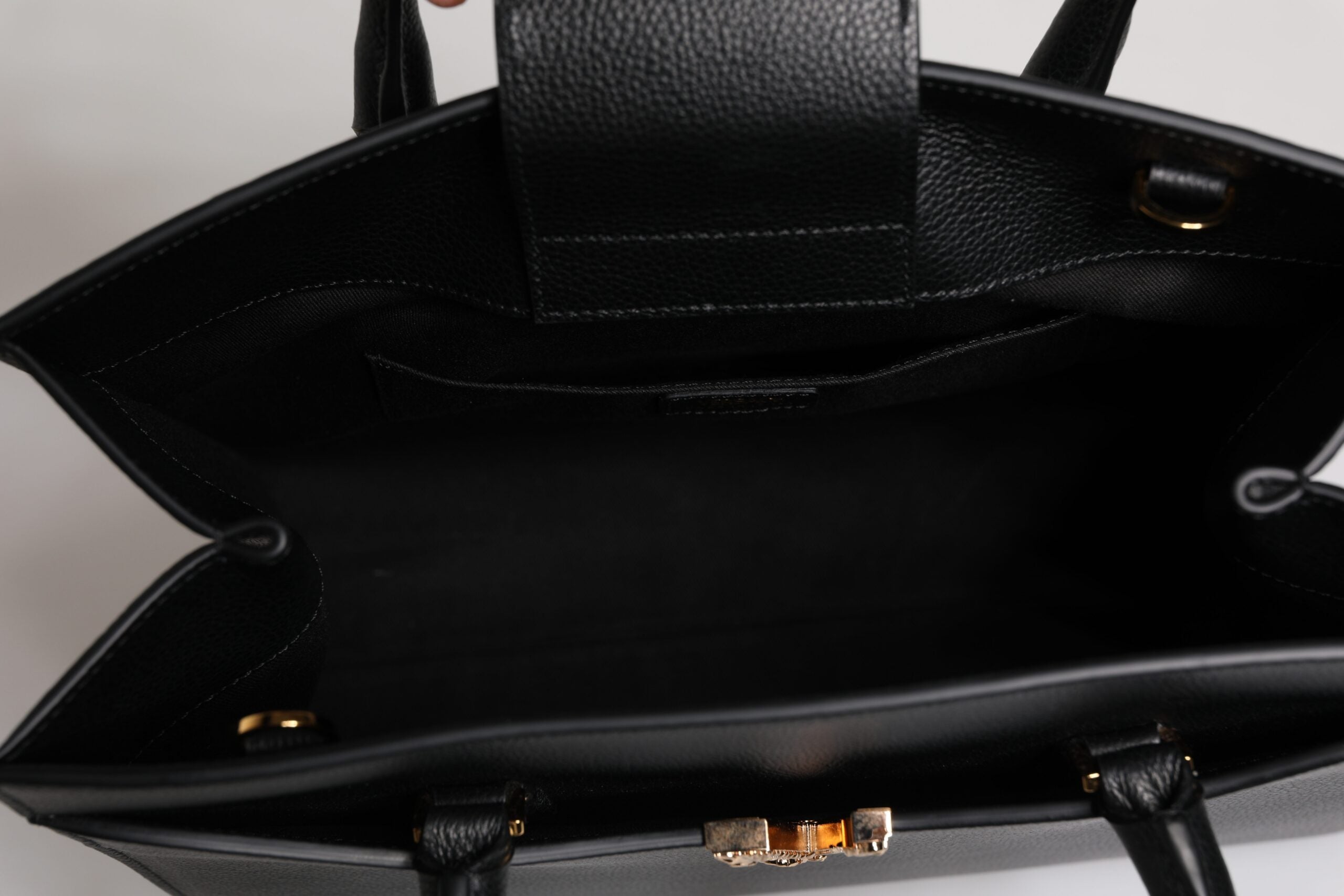 Bolsa transversal grande de couro preta Versace com alça superior
