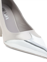 Sapatos Prada de couro acetinado e prata metálico