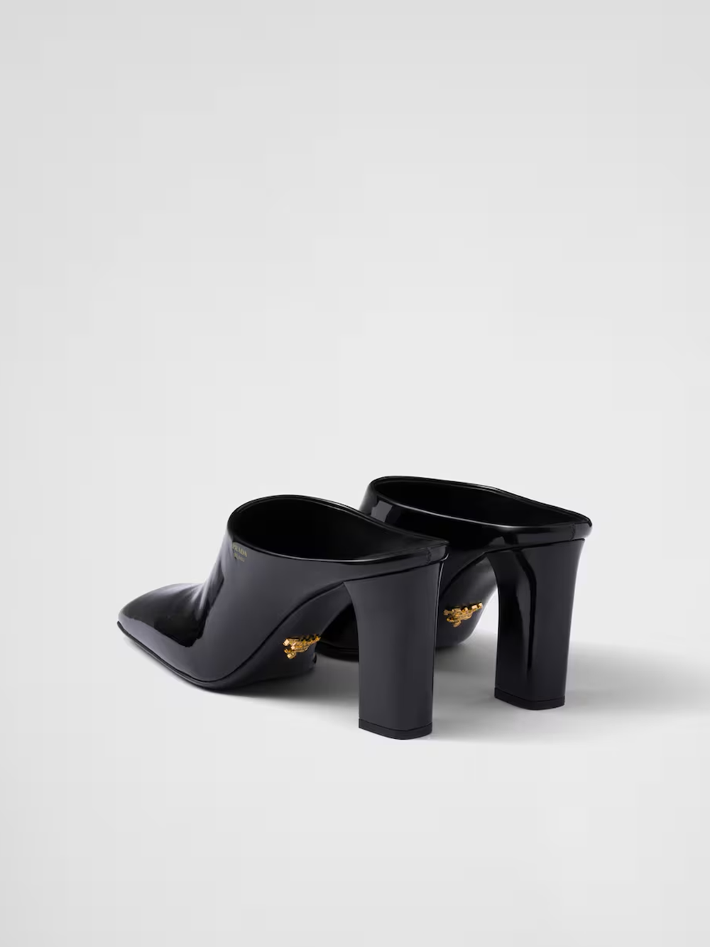 Sandálias de salto Prada em couro envernizado