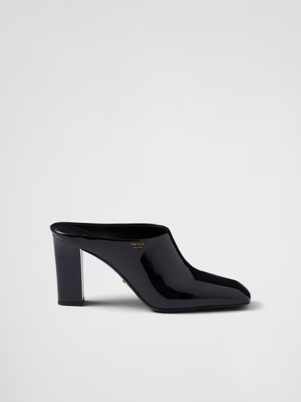 Sandálias de salto Prada em couro envernizado