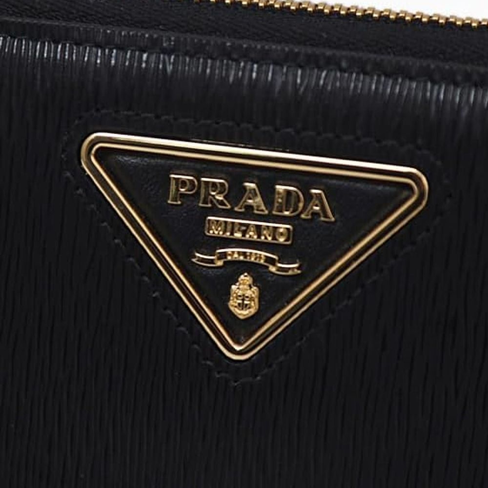 Carteira Prada com logotipo em couro