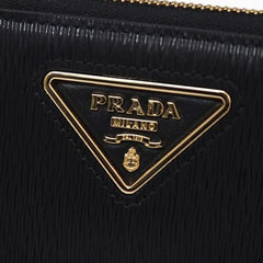 Carteira Prada com logotipo em couro
