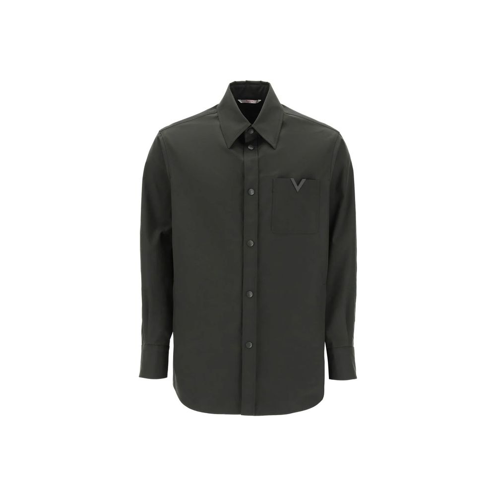 Jaqueta Valentino com logo V sobre camisa