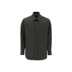 Jaqueta Valentino com logo V sobre camisa