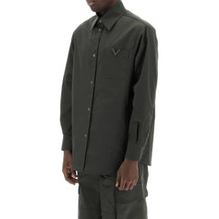 Jaqueta Valentino com logo V sobre camisa