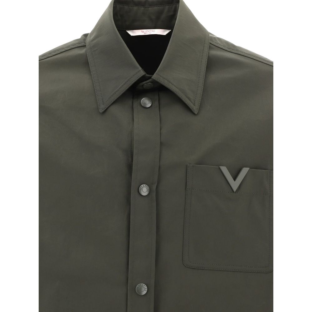 Jaqueta Valentino com logo V sobre camisa