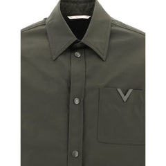 Jaqueta Valentino com logo V sobre camisa